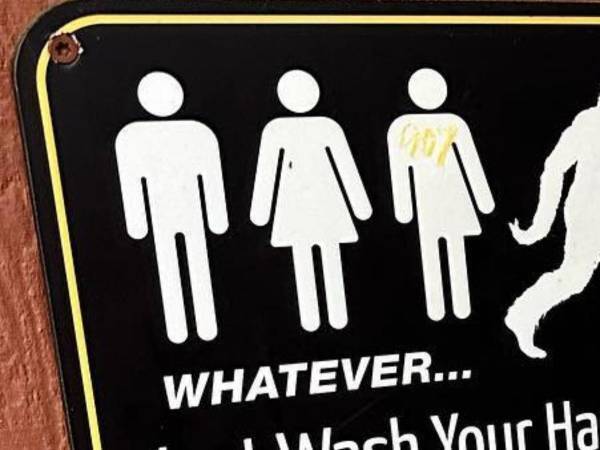 二度見必至！　山奥にある店の『誰でもトイレ』の案内板に描かれているのは…？