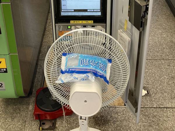 夏の駅で「熱中症になったようだ」　扇風機の風を浴びているモノに「笑った」「人間も休もう」