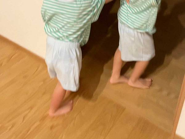 「兄とくっついてる３歳児」　暗い部屋を怖がる次男が、まさかの行動に…