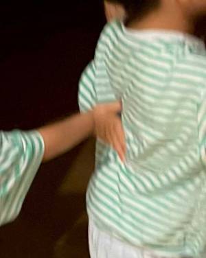 「兄とくっついてる３歳児」　暗い部屋を怖がる次男が、まさかの行動に…