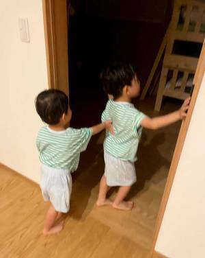 「兄とくっついてる３歳児」　暗い部屋を怖がる次男が、まさかの行動に…