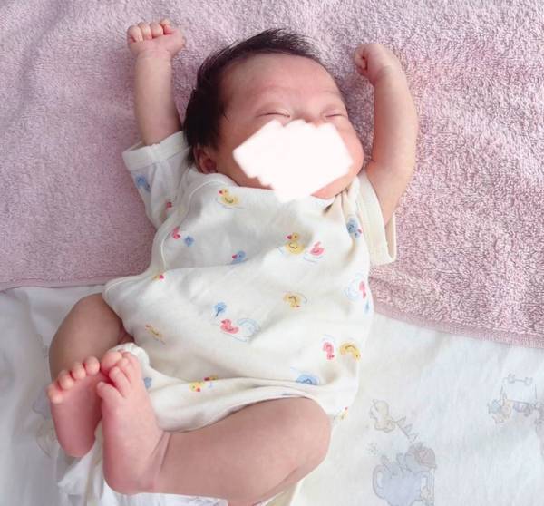 「最高にかわいい」　母親が偶然目撃した、赤ちゃんのポーズにキュンキュンする人続出