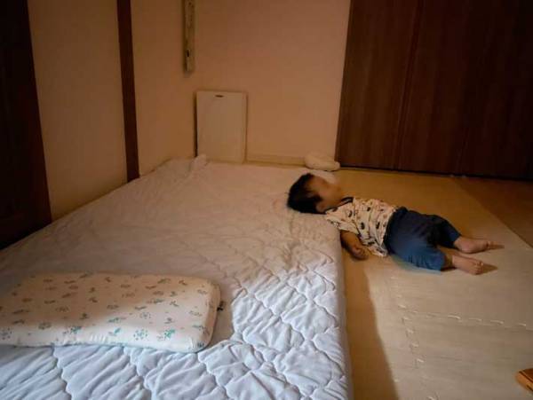 なぜそこに…？　寝室で眠る息子の、予想外な寝相にビックリ