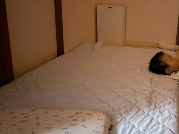 なぜそこに…？　寝室で眠る息子の、予想外な寝相にビックリ