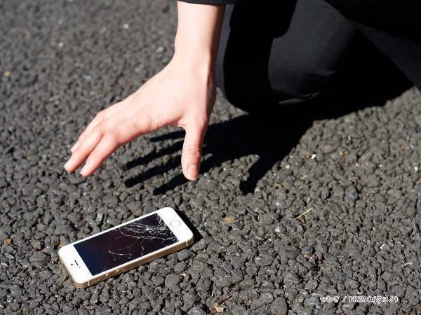 スマホの画面が割れたら、メーカーに修理依頼？　プロが教える『おすすめの対処法』が助かる