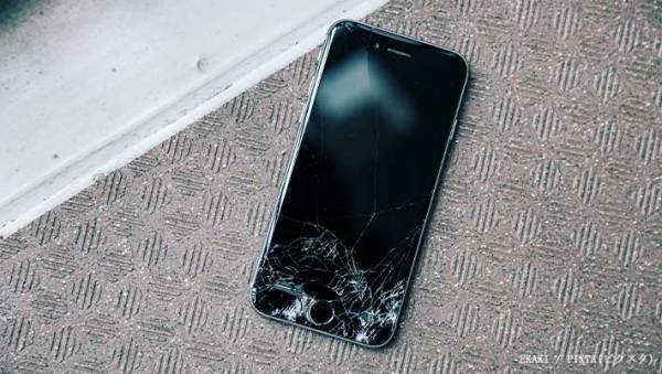 スマホの画面が割れたら、メーカーに修理依頼？　プロが教える『おすすめの対処法』が助かる