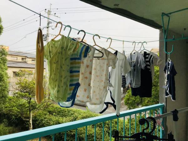 色あせや色落ちの原因は何？　真夏の洗濯で注意すべきポイントに「初めて知りました」