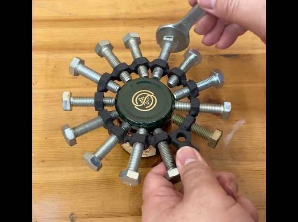 「大人の遊びって感じ」　ビンの蓋を開ける時に、便利な発明品がコチラ…