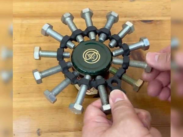 「大人の遊びって感じ」　ビンの蓋を開ける時に、便利な発明品がコチラ…