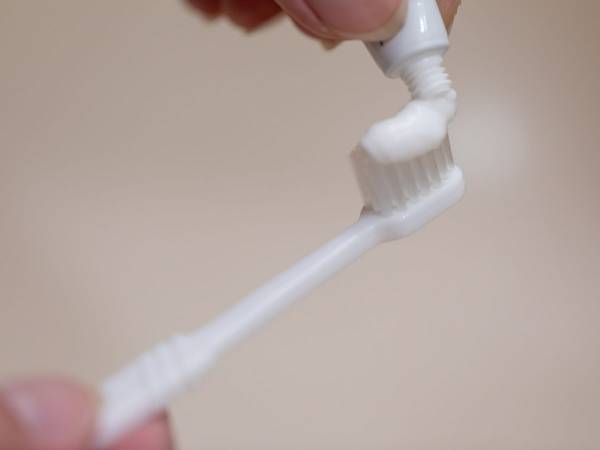 チューブに残った『歯磨き粉』を絞り出す方法　花王の裏技に「目から鱗」「これは有益」