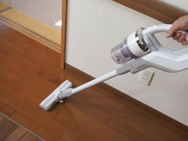 窓を開けるのは実はNG！？　知らない間にやりがちな掃除機の間違ったかけ方とは