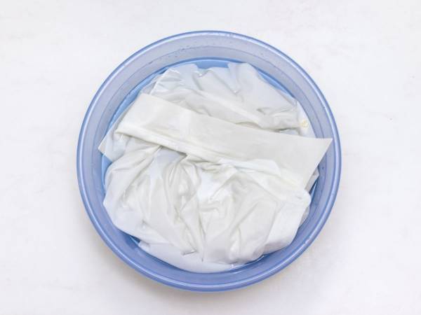 白いシャツの黄ばみを落とす方法　３つのコツに「やるしかない」「気になってた」