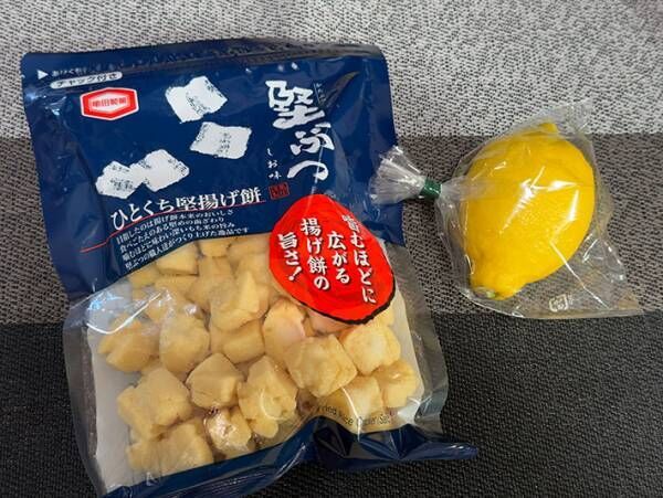 『堅ぶつ』にレモン汁をかける！？　亀田製菓のアレンジ方法を試すと…「めちゃくちゃ美味」