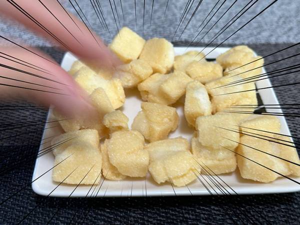 『堅ぶつ』にレモン汁をかける！？　亀田製菓のアレンジ方法を試すと…「めちゃくちゃ美味」
