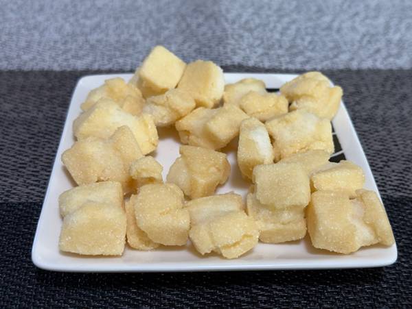 『堅ぶつ』にレモン汁をかける！？　亀田製菓のアレンジ方法を試すと…「めちゃくちゃ美味」