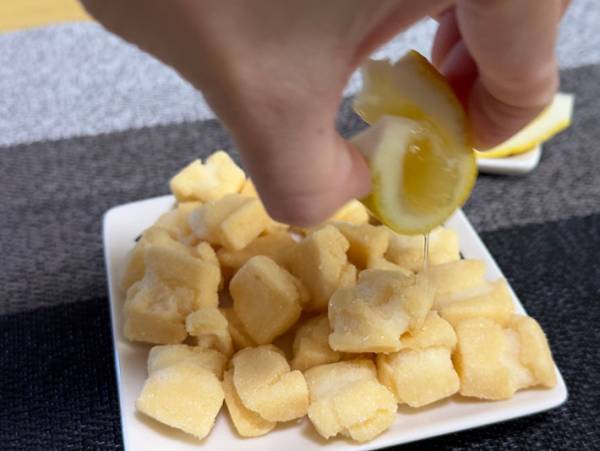 『堅ぶつ』にレモン汁をかける！？　亀田製菓のアレンジ方法を試すと…「めちゃくちゃ美味」