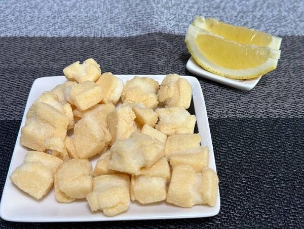『堅ぶつ』にレモン汁をかける！？　亀田製菓のアレンジ方法を試すと…「めちゃくちゃ美味」