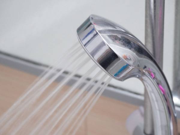 浴室のカビ対策　お湯か水どっちですすぐ？　正解に「勘違いしてた」「マジか」