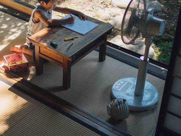 令和とは思えない、宿題をする子供の写真に反響　「懐かしい日本の夏の風景」「素敵」