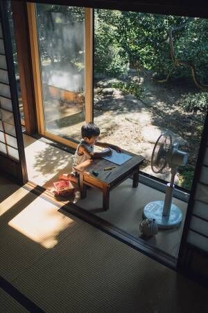 令和とは思えない、宿題をする子供の写真に反響　「懐かしい日本の夏の風景」「素敵」