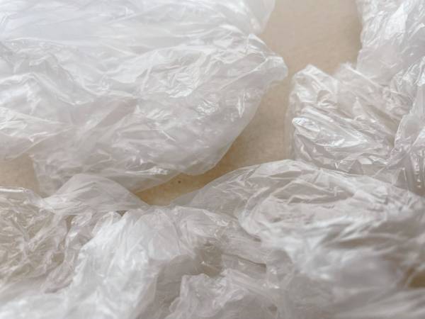 スーパーのポリ袋　エコな活用法に「意識します」「そんな使い方も？」