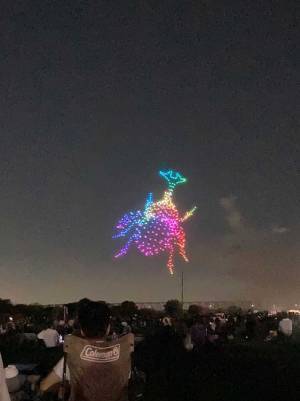 花火大会で目撃された、虹色の…　「かわいいし綺麗」「日本らしくてめちゃくちゃ好き」