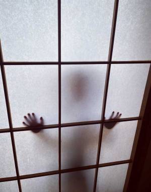 １歳児の『本気のいないいないばあ』が怖すぎる　「お盆にやめてほしい」