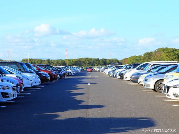 車内温度を最も素早く下げるには？　JAFが紹介する方法に「その手があったか」