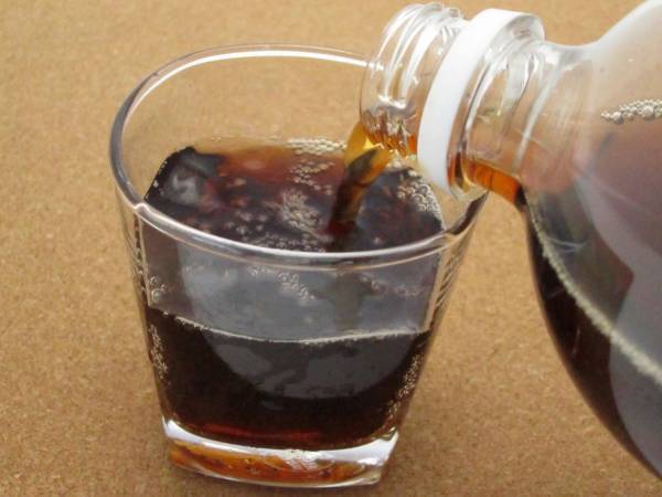 炭酸飲料の吹きこぼれを防ぐ方法　○回まわすだけで？