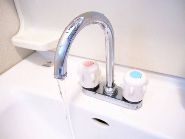 コップを使わず歯磨きしてしまうと…？　見落としがちな生活のムダに「マジか」「意識します」