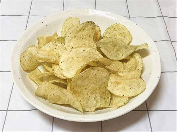 子供の頃から食べていた『のりしおのポテチ』を、大人になって食べ比べると…「驚きの連続」