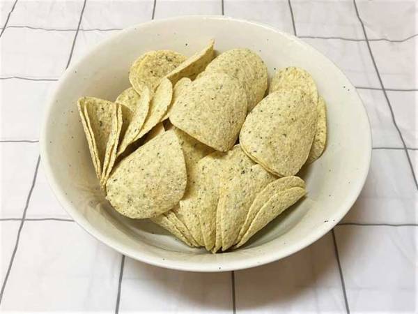 子供の頃から食べていた『のりしおのポテチ』を、大人になって食べ比べると…「驚きの連続」