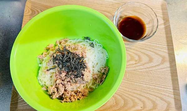 ツナと塩昆布のそうめんに、まさかのアレを足すと？　「ハマりすぎてヤバイ…」