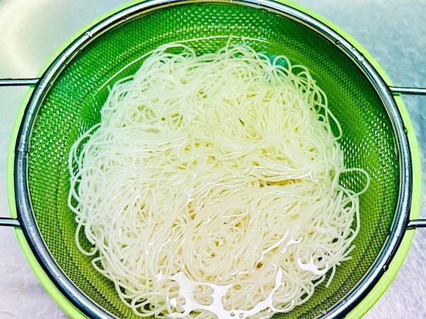 ツナと塩昆布のそうめんに、まさかのアレを足すと？　「ハマりすぎてヤバイ…」