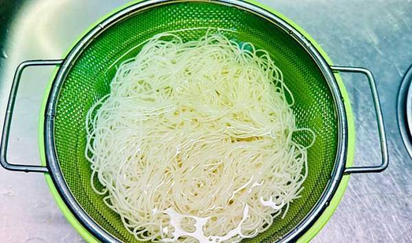 ツナと塩昆布のそうめんに、まさかのアレを足すと？　「ハマりすぎてヤバイ…」