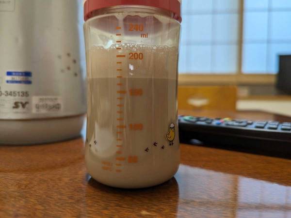 うっかり『味変』してしまった赤ちゃんのミルクに、爆笑のコメント続々