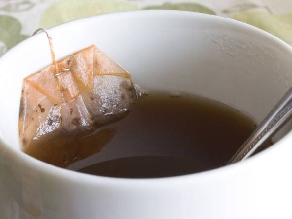 ティーバッグの「しずくポタポタ」のお悩みを一瞬で解決！　簡単ライフハックに「こんなことでいいんだ」