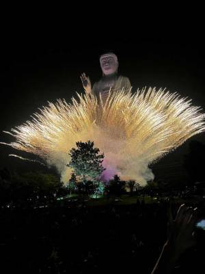 「このまま飛んでいきそう」「火力強すぎで笑った」　ラスボス感が半端ない仏像に１０万『いいね』