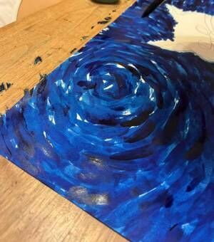 吸い込まれてしまいそう…！　藍色１色で夜空を描く、小学４年生に大注目