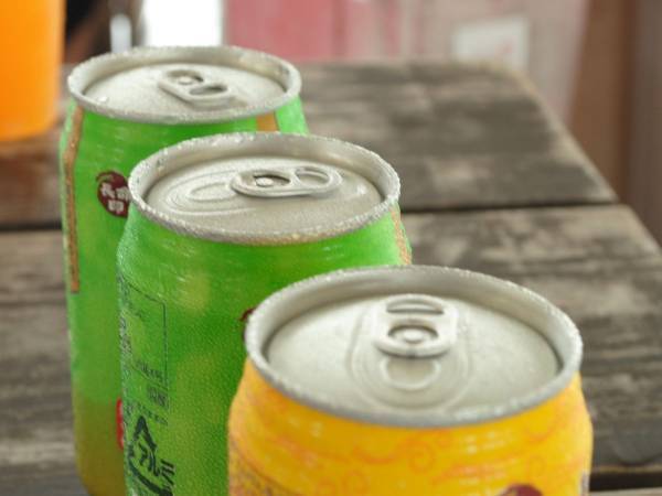 ぬるい缶を最速でキンキンに！　暑い時期に覚えておきたい裏技に「キャンプでも使えそう」「すごい」