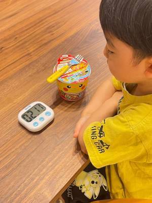カップ麺を食べる前、３歳息子がタイマーをセットした結果？　「スープがなくなっちゃうよ～！」