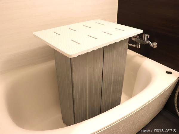 汚くなったお風呂のフタは、こう洗う！　ライオンの掃除方法がタメになる