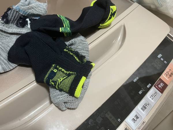 結局、靴下は表裏どっちで洗えばいい？　メーカーの答えに「勘違いしてた」「マジか！」