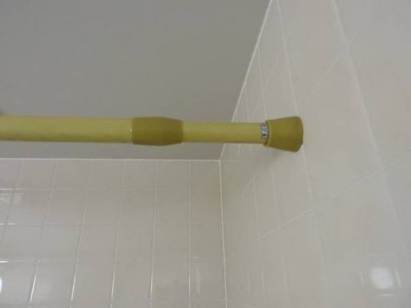 つっぱり棒をくるくる回すのはNG？　正しい取り付け方に「初耳！」「見直します」