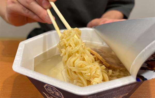 カップ麺を水で作るとこうなる！調理して分かった『違い』とは？