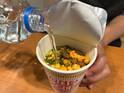 カップ麺を水で作るとこうなる！調理して分かった『違い』とは？