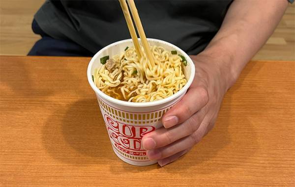 カップ麺を水で作るとこうなる！調理して分かった『違い』とは？