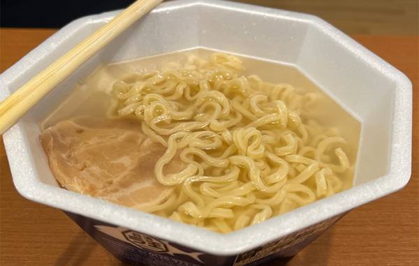 カップ麺を水で作るとこうなる！調理して分かった『違い』とは？