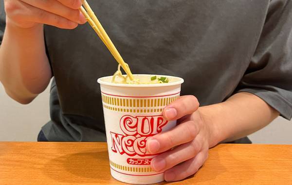 カップ麺を水で作るとこうなる！調理して分かった『違い』とは？