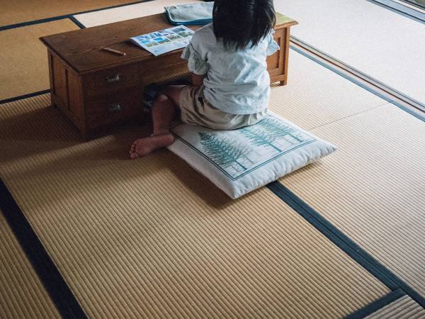 夏休みの宿題に取り組む『子供の姿』に、クスッ！　「４０年前の私だ」「分かるわ～」